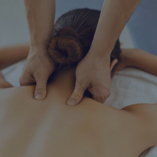 Man is proving massage therapy in waterloo